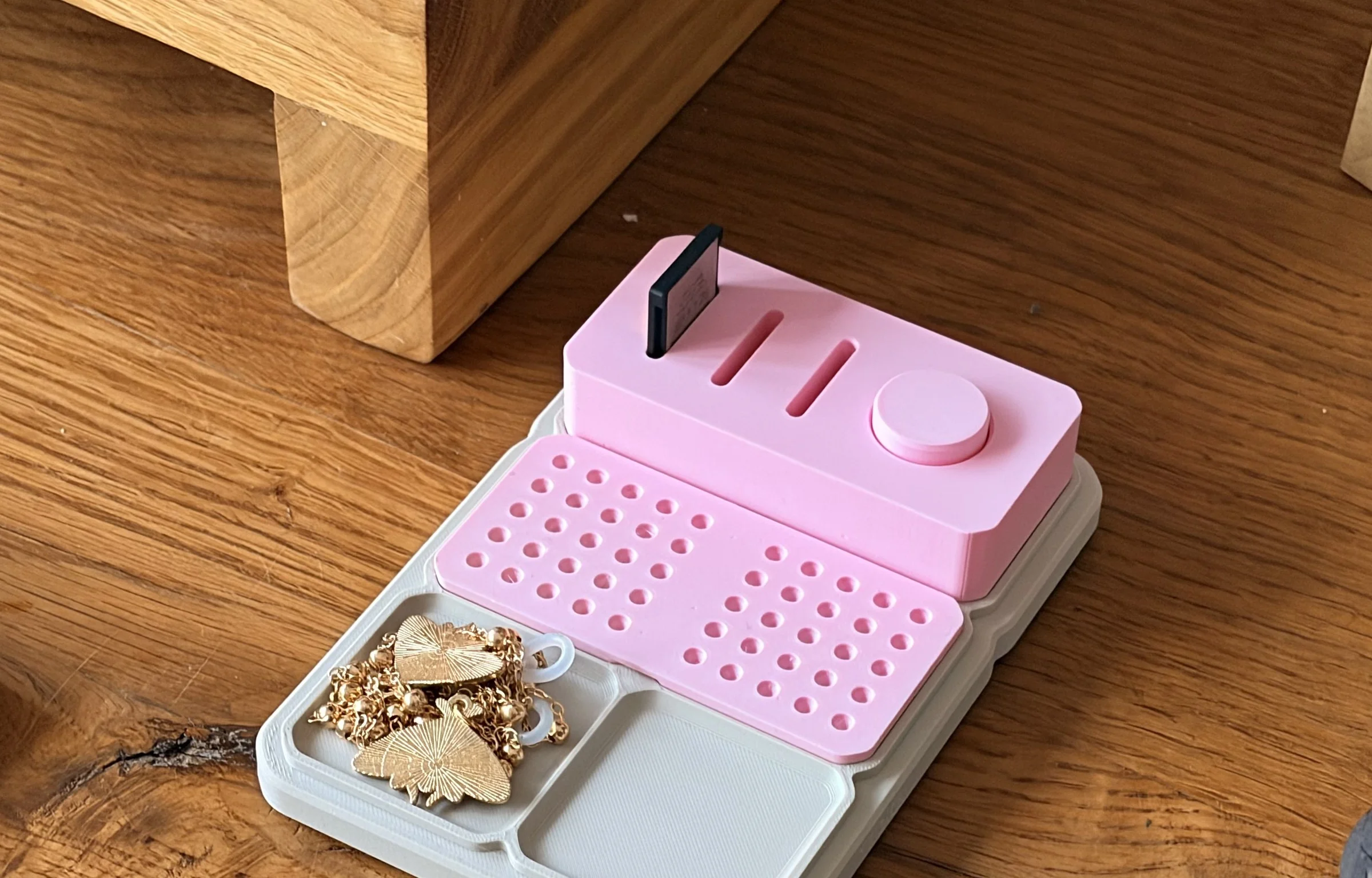 Magda, fotografka — BASE z modułami na biurku